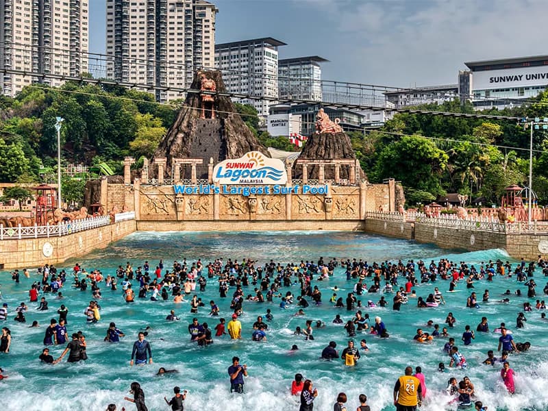صنواي لاجون هي مدينة ملاهٍ ومائية كبيرة متعددة المناطق في Bandar Sunway, Selangor، وتشتهر بـالألعاب المائية والملاهي وتجارب الحياة البرية وأنشطة المغامرة والعروض المسائية. خصص يوم كامل لأن المنتزه يضم
